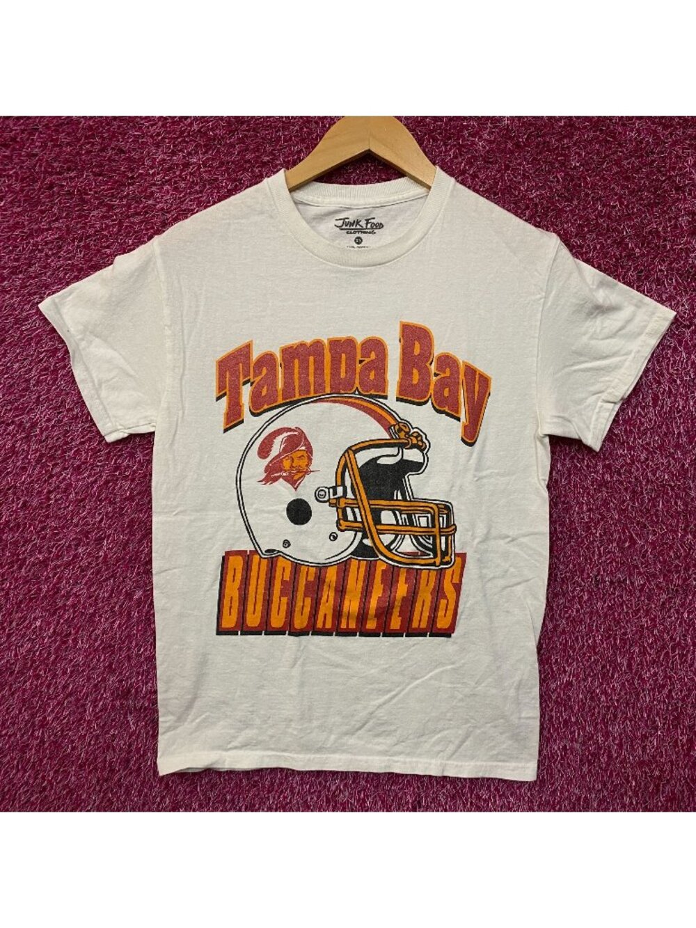 Junk Food Tampa Bay Buccaneers Throwback Helmet Flea Market Tee XS